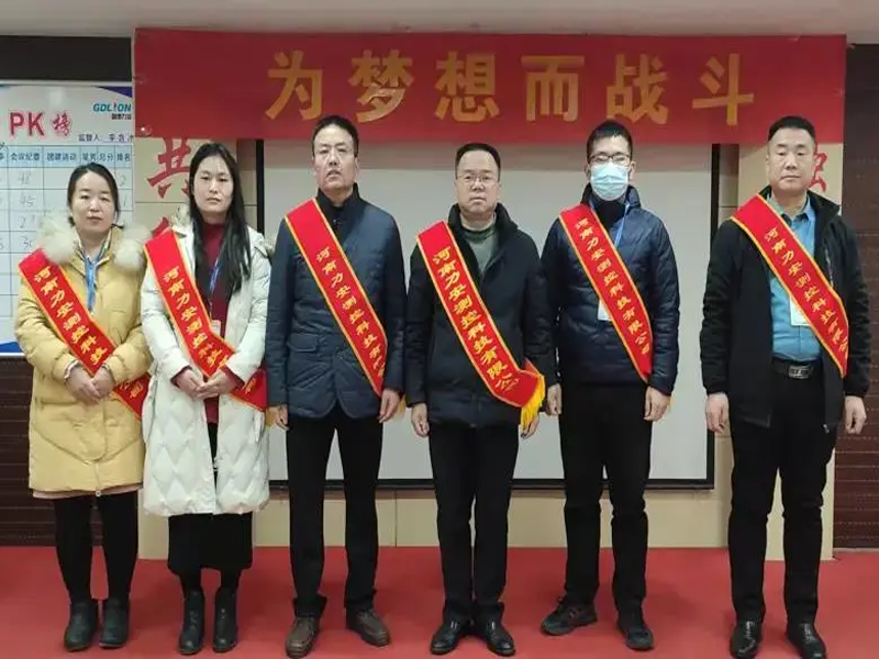 他們是一束光，為伊始照亮